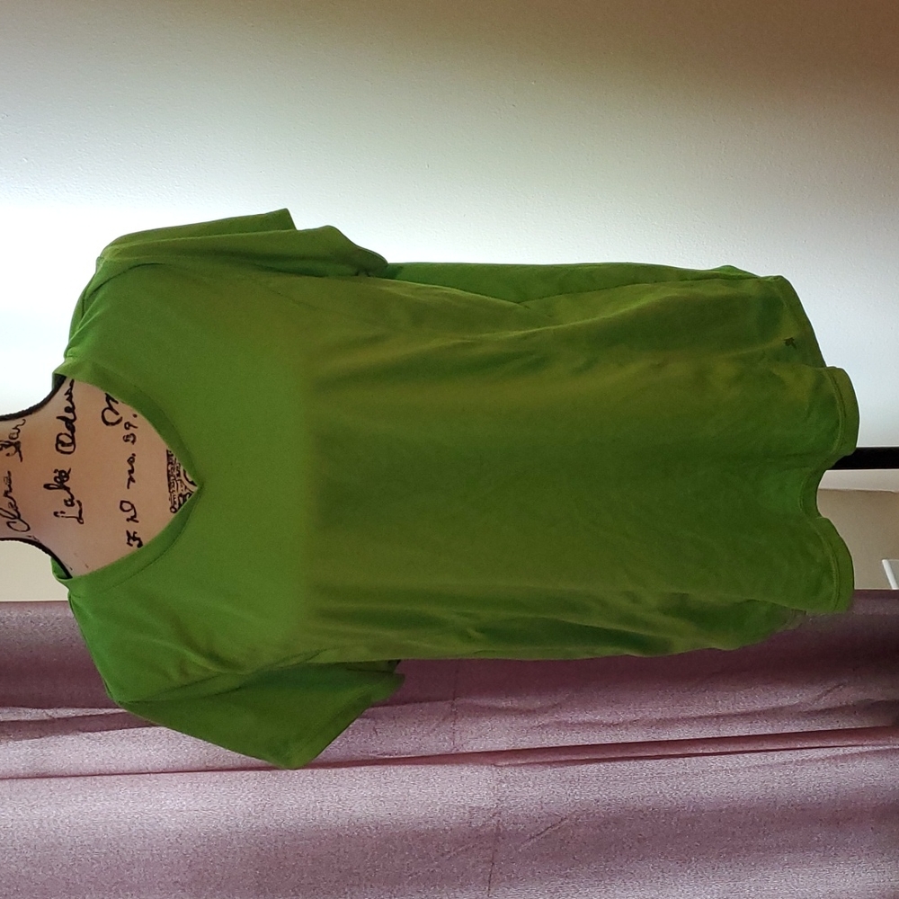Green workout v neck